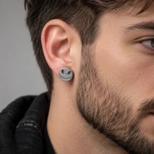Homme avec Boucles d'Oreilles Tête de Mort Jack Skellington.