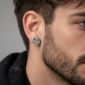 Homme avec Boucles d'Oreilles Tête de Mort Jack Skellington.