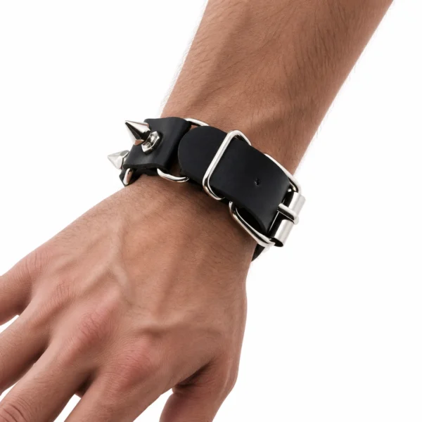 Homme avec Bracelet en Cuir Noir Clouté et Fermeture Boucle Ardillon Homme avec Bracelet en Cuir Noir Clouté et Fermeture Boucle Ardillon.