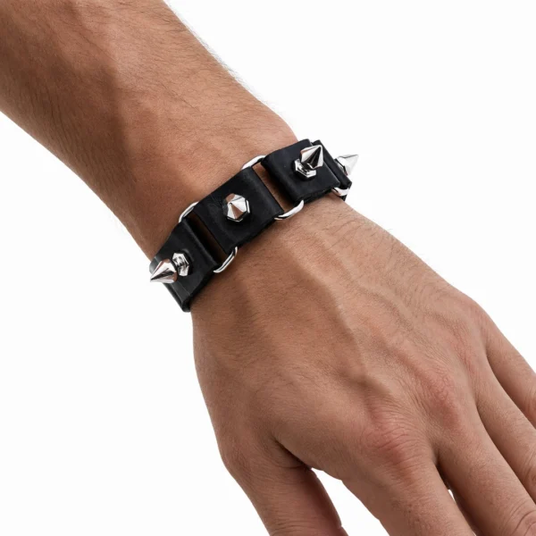 Homme avec Bracelet en Cuir Noir à Clous & Maillons Métalliques Homme avec Bracelet en Cuir Noir à Clous & Maillons Métalliques.