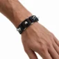 Homme avec Bracelet en Cuir Noir à Clous & Maillons Métalliques.