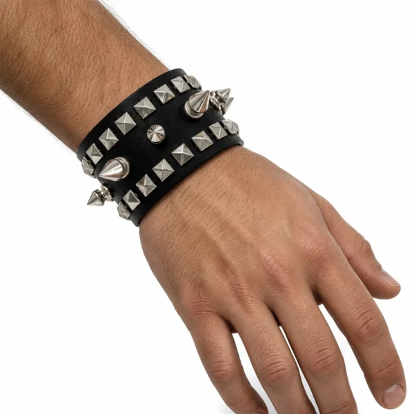 Homme avec Bracelet en Cuir à Pointes et Rivets Pyramide Homme avec Bracelet en Cuir à Pointes et Rivets Pyramide.