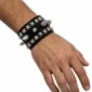 Homme avec Bracelet en Cuir à Pointes et Rivets Pyramide.