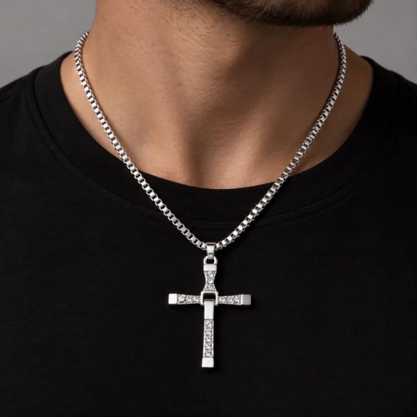 Homme avec Collier de la Loyauté Croix de Toretto Homme avec Collier de la Loyauté Croix de Toretto.