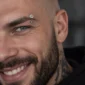 Homme avec Piercing Citrouille & Pointe Conique Banane 16G Acier 316L à l'Arcade.