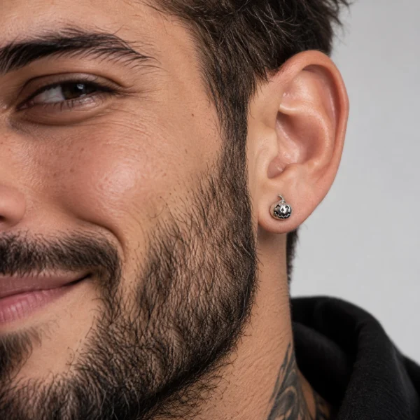 Homme avec Piercing Citrouille Texturée Labret 16G Acier 316L au Lobe d'Oreille Homme avec Piercing Citrouille Texturée Labret 16G Acier 316L au Lobe d'Oreille.