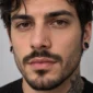 Homme avec Piercing Pain d'Épices à la Narine en Acier 316L.