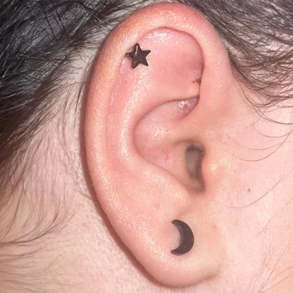 Piercing Labret Croissant de Lune en Titane (compo symbolique).