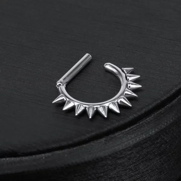 Piercing Septum Clicker Demi-Cercle en Acier avec Spikes (mécanisme ouvert) Piercing Septum Clicker Demi-Cercle en Acier avec Spikes (mécanisme ouvert).