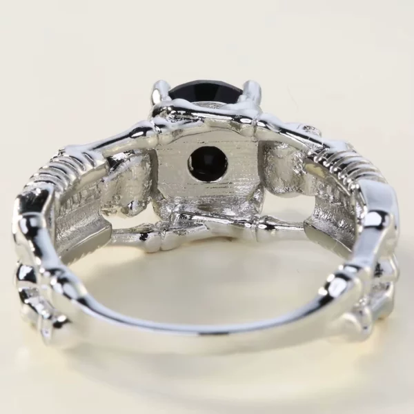 Bague Gothique Squelettes Prosternés en Argent 925 avec Zircon Noir (vue dessous) Bague Gothique Squelettes Prosternés en Argent 925 avec Zircon Noir (vue dessous).