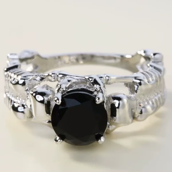 Bague Gothique Squelettes Prosternés en Argent 925 avec Zircon Noir (vue dessus 2) Bague Gothique Squelettes Prosternés en Argent 925 avec Zircon Noir (vue dessus).