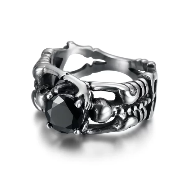 Bague Gothique Squelettes Prosternés en Argent 925 avec Zircon Noir (vue dessus) Bague Gothique Squelettes Prosternés en Argent 925 avec Zircon Noir (vue dessus).
