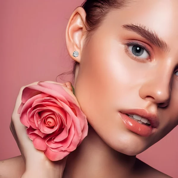 Boucles d’Oreilles Femme Rose Déployée avec Zircon Central Étincelant (variante laiton lobe) Boucles d’Oreilles Femme Rose Déployée avec Zircon Central Étincelant (variante laiton lobe).