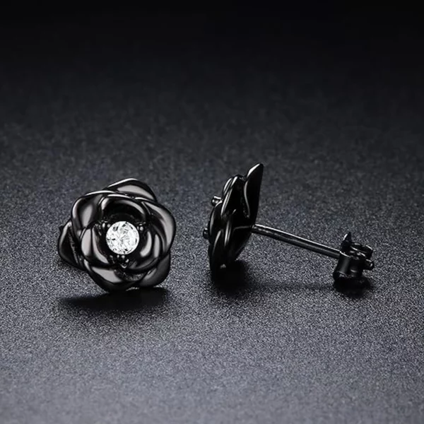 Boucles d’Oreilles Femme Rose Déployée avec Zircon Central Étincelant (variante noir expo) Boucles d’Oreilles Femme Rose Déployée avec Zircon Central Étincelant (variante noir expo).