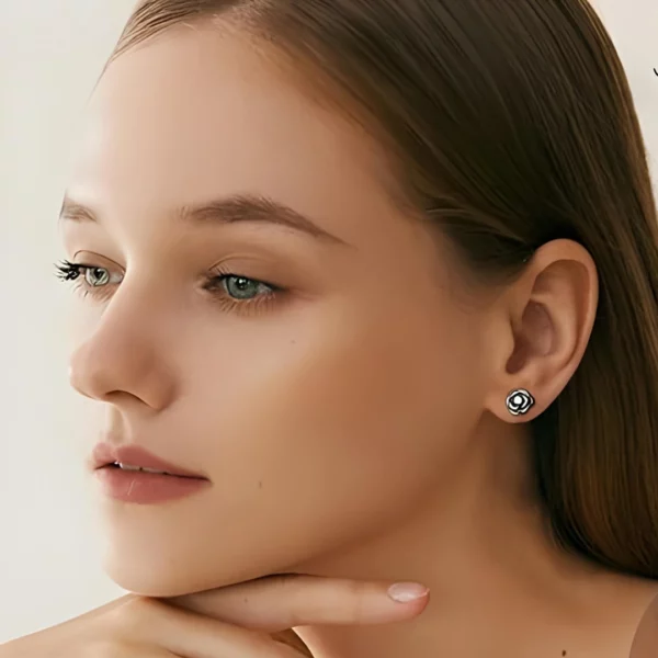 Boucles d’Oreilles Femme Rose Déployée avec Zircon Central Étincelant (variante noir lobe) Boucles d’Oreilles Femme Rose Déployée avec Zircon Central Étincelant (variante noir lobe).