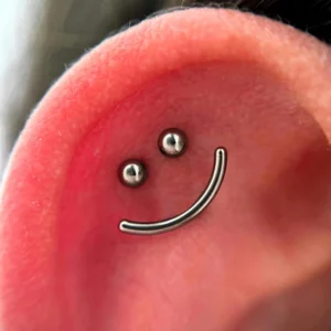 Ensemble de Piercing d'Oreille 'Smiley' en Titane à teinte brute sur cartilage (flat).