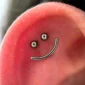 Ensemble de Piercing d'Oreille 'Smiley' en Titane à teinte brute sur cartilage (flat).