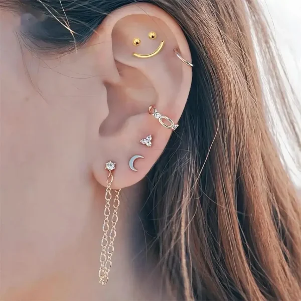 Ensemble de Piercing d'Oreille 'Smiley' en Titane anodisé doré sur cartilage (flat) Ensemble de Piercing d'Oreille 'Smiley' en Titane anodisé doré sur cartilage (flat).