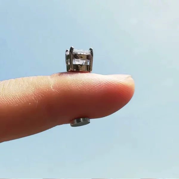 Faux Piercing Aimanté Zircon Carré Lobe & Cartilage (mécanisme magnétique) Faux Piercing Aimanté Zircon Carré Lobe & Cartilage (mécanisme magnétique).