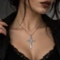 Femme Gothique avec Collier Croix Arbre de Vie en Acier 316L.