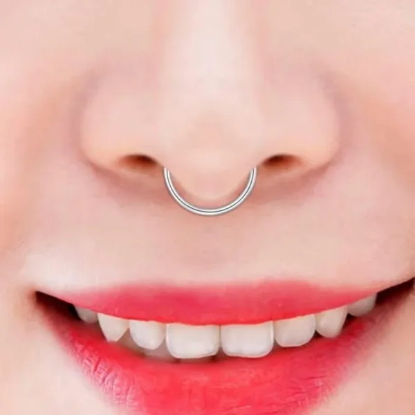 Femme avec Faux Piercing Septum Anneau Femme avec Faux Piercing Septum Anneau.