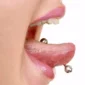Femme avec Piercing Barbell Droit 16 mm en Acier Chirurgical à la Langue.