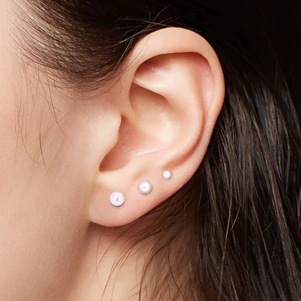 Femme avec Piercing Labret Perle Nacrée 3-4-5 mm sur Socle Titane au Lobe d'Oreille, 2e Lobe et 3e Lobe Femme avec Piercing Labret Perle Nacrée 3-4-5 mm sur Socle Titane au Lobe d'Oreille, 2e Lobe et 3e Lobe.