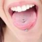Femme avec Piercing Langue Barbell Droit Acier.