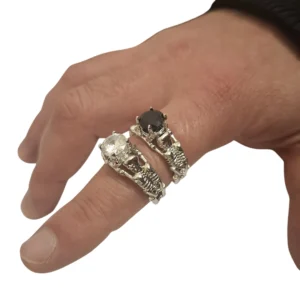 Homme avec Bagues Squelettes Prosternés Argent 925 Zircon Blanc et Noir.