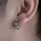 Homme avec Faux Piercing Oreille Anneau Clip à Pointes Acier 316L au Lobe.