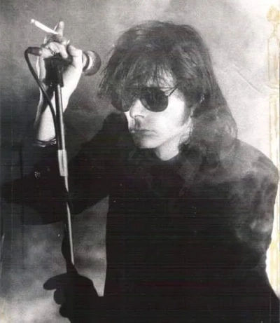 Le chanteur Andrew Eldritch des Sisters of Mercy, groupe de rock gothique.