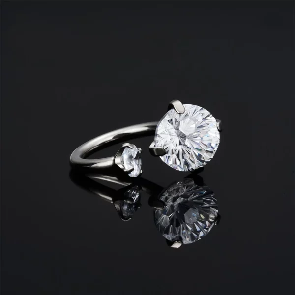 Piercing Fer à Cheval Titane à Embouts Zirconiums Asymétriques (expo variante blanc) Piercing Fer à Cheval Titane à Embouts Zirconiums Asymétriques (expo variante blanc).