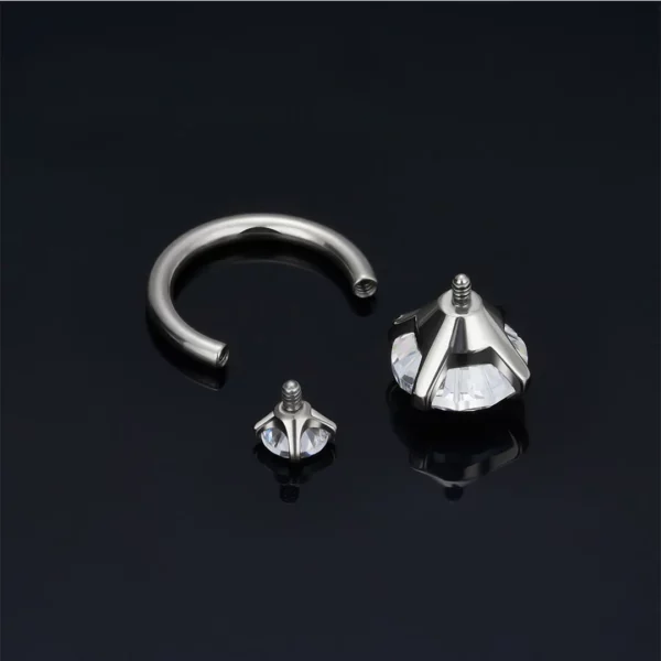 Piercing Fer à Cheval Titane à Embouts Zirconiums Asymétriques (filetage) Piercing Fer à Cheval Titane à Embouts Zirconiums Asymétriques (filetage).