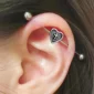 Piercing Industriel Double Bille avec Cœur et Croix Gothique Sertie en Acier Chirurgical (sur hélix et anti-hélix).