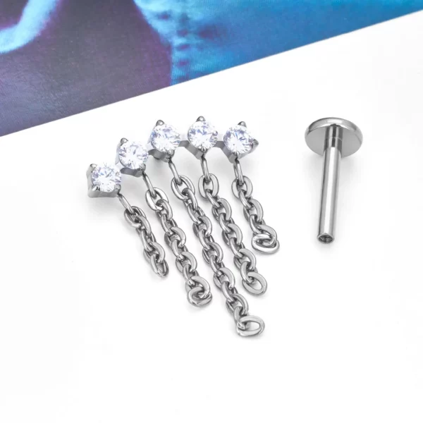 Piercing Labret Cascade de Chaînes en Titane & Zircons Scintillants (filetage) Piercing Labret Cascade de Chaînes en Titane & Zircons Scintillants (filetage).