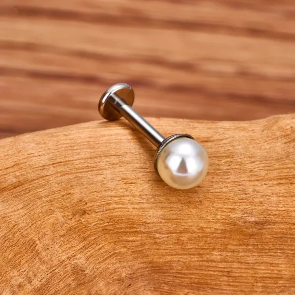 Piercing Labret Perle Blanche sur Socle Titane (expo) Piercing Labret Perle Blanche sur Socle Titane (expo).