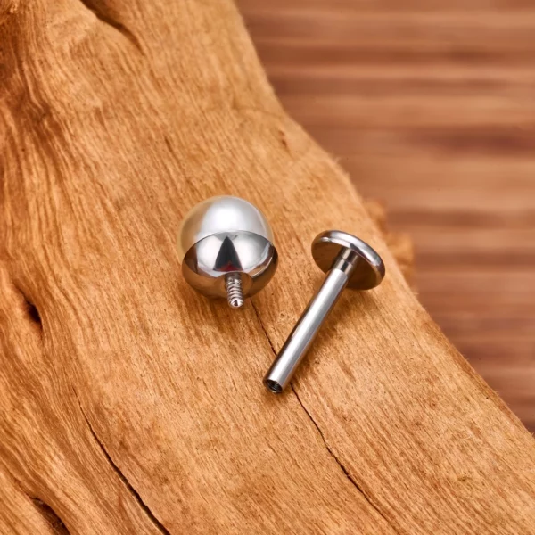 Piercing Labret Perle Blanche sur Socle Titane (filetage) Piercing Labret Perle Blanche sur Socle Titane (filetage).