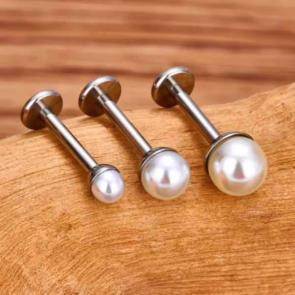 Piercing Labret Perle Nacrée 3-4-5 mm sur Socle Titane (variantes titane brut) Piercing Labret Perle Nacrée 3-4-5 mm sur Socle Titane (variantes titane brut).