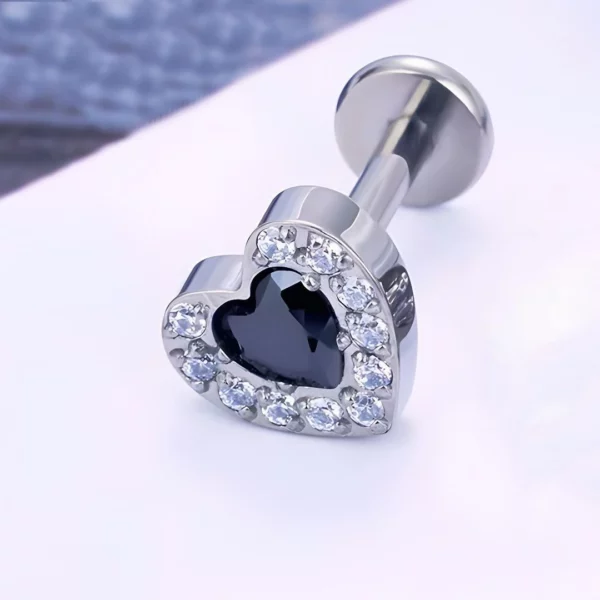 Piercing Labret Titane avec Cœur Noir & Éclats de Zircon (expo) Piercing Labret Titane avec Cœur Noir & Éclats de Zircon (expo).