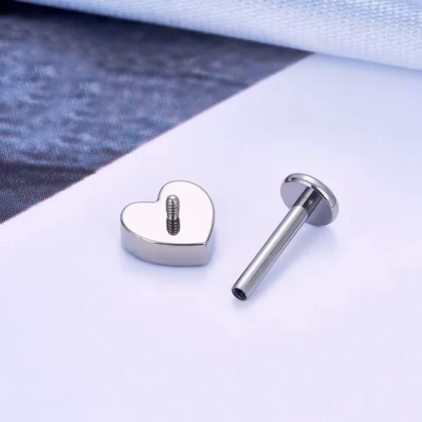 Piercing Labret Titane avec Cœur Noir & Éclats de Zircon (filetage) Piercing Labret Titane avec Cœur Noir & Éclats de Zircon (filetage).