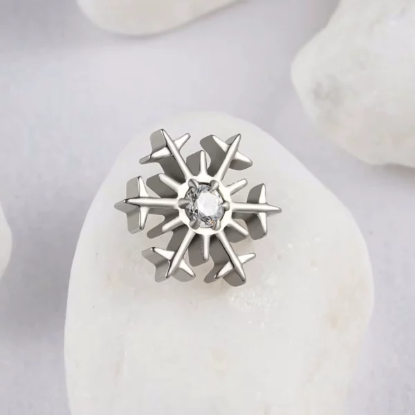 Piercing Labret en Titane à Étoile des Neiges Sertie (expo) Piercing Labret en Titane à Étoile des Neiges Sertie (expo).