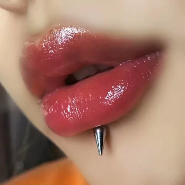 Piercing Punk Barbell à Spike pour Cartilage & Labret Central (sur labret central) Piercing Punk Barbell à Spike pour Cartilage & Labret Central (sur labret central).