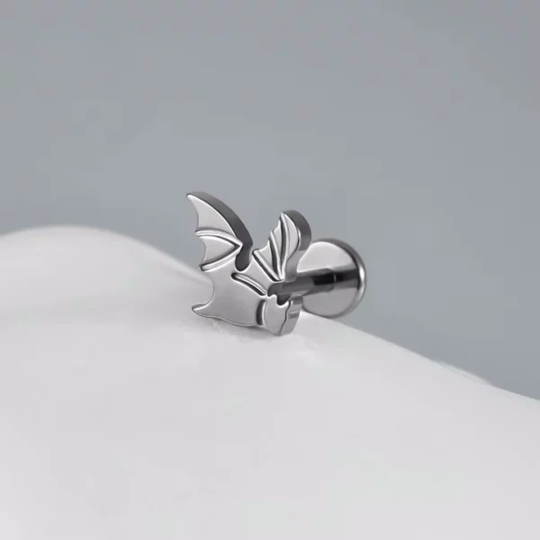 Piercing labret Chauve-souris en Titane à filetage interne (hélix, conch, tragus, lèvre et plus) 3 Piercing labret Chauve-souris en Titane à filetage interne (expo).