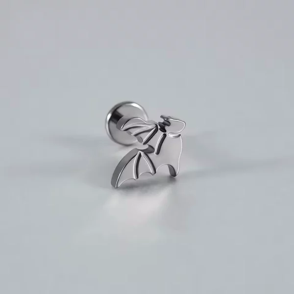 Piercing labret Chauve-souris en Titane à filetage interne (hélix, conch, tragus, lèvre et plus) 4 Piercing labret Chauve-souris en Titane à filetage interne (expo).