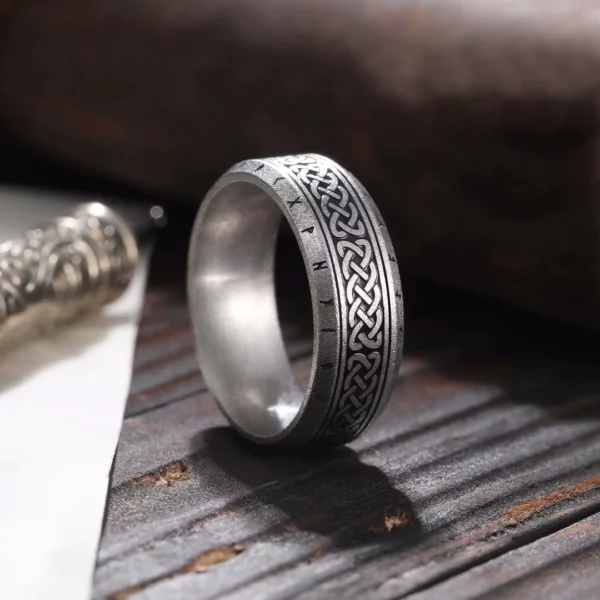 Bague Celtique Homme avec Nœuds et Runes Nordiques Bague Celtique Homme avec Nœuds et Runes Nordiques.
