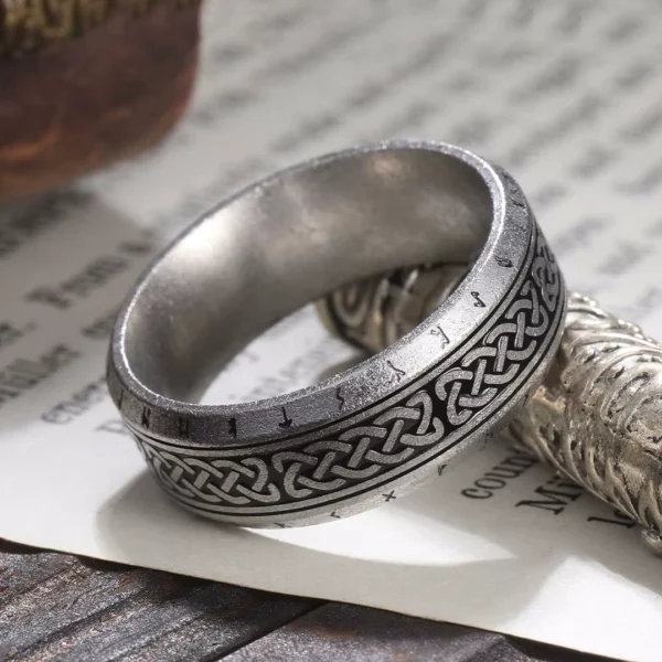 Bague Nordique Homme avec Nœuds Celtiques et Runes Bague Nordique Homme avec Nœuds Celtiques et Runes.