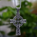 Chaîne Curb avec Pendentif Croix Celtique Ornée du Valknut.