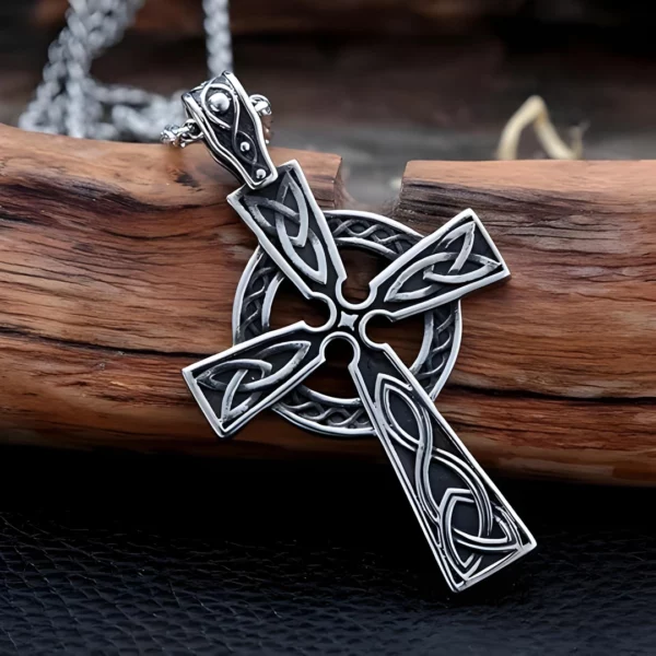 Chaîne Homme Maillons Curb avec Pendentif Croix Celtique Ornée du Valknut Chaîne Homme Maillons Curb avec Pendentif Croix Celtique Ornée du Valknut.