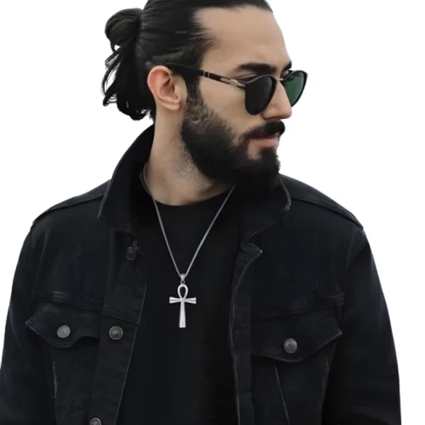 Homme portant un Collier avec Pendentif Croix Ankh en Acier Inoxydable Homme portant un Collier avec Pendentif Croix Ankh en Acier Inoxydable.