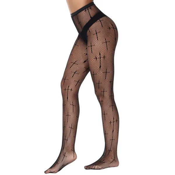 Modèle Féminin portant des Collants Noirs en Résille à Motif Croix Gothiques Modèle Féminin portant des Collants Noirs en Résille à Motif Croix Gothiques.